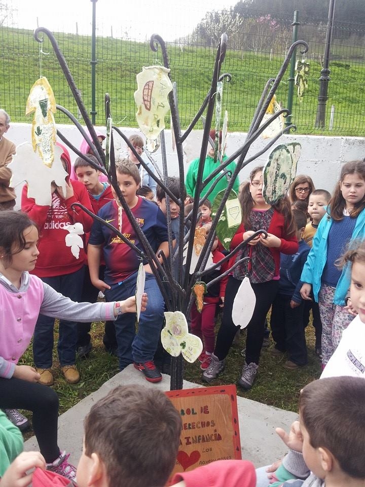 Imagen de Navelgas (Tineo, Asturias) celebró el Día del Árbol con alusiones a los derechos de la infancia
