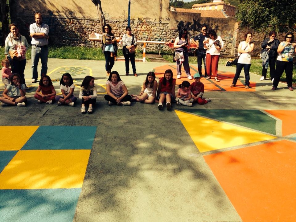 Imagen de Los niños y niñas de Colunga (Asturias) esteran la pista de juegos ideada por ellos mismos