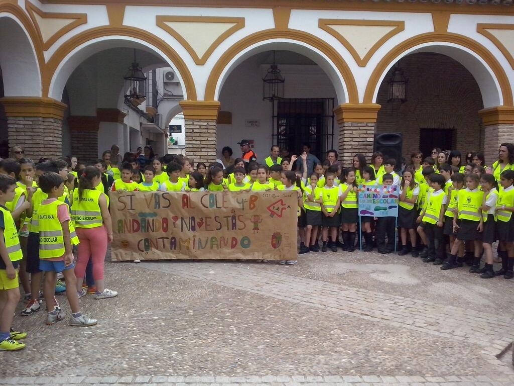 Imagen de Los alumnos de ‘Camino Escolar’ en La Puebla de Cazalla entregan al alcalde las propuestas de mejora para el Medio Ambiente