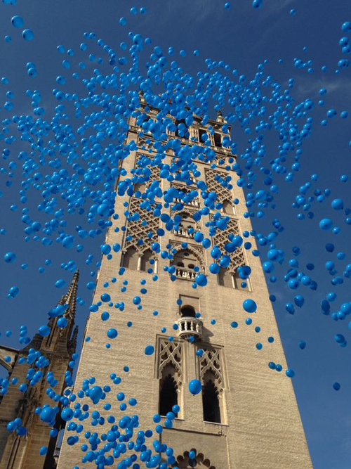 Imagen de La infancia sevillana reivindica con una suelta de globos el derecho a ‘comer todos los días’ y el derecho a la educación