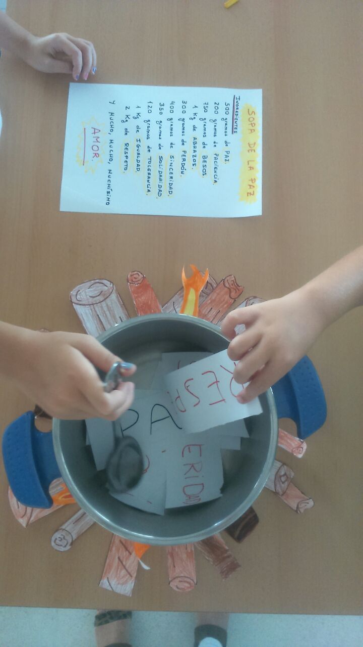 Imagen de Los niños de Fuente Palmera (Córdoba) cocinan la receta para la paz