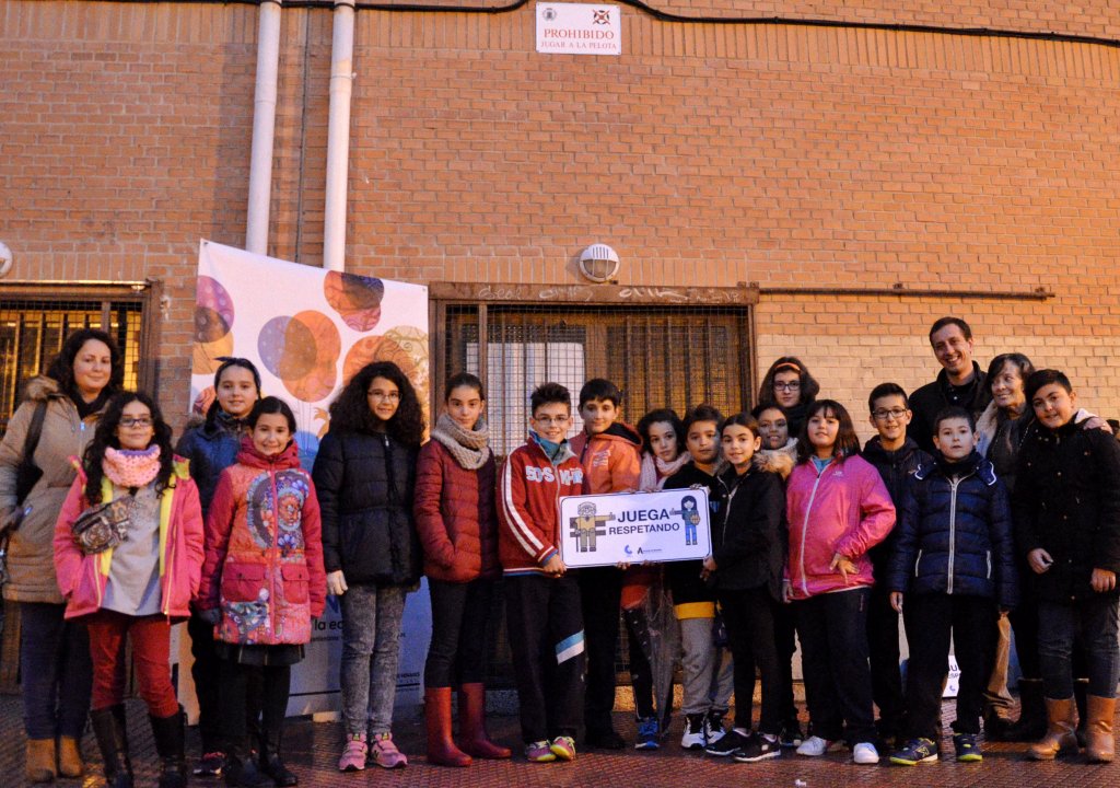 Niños y niñas de Alcalá posan con la placa de "juega respetando" Ayuntamiento de Alcalá de Henares