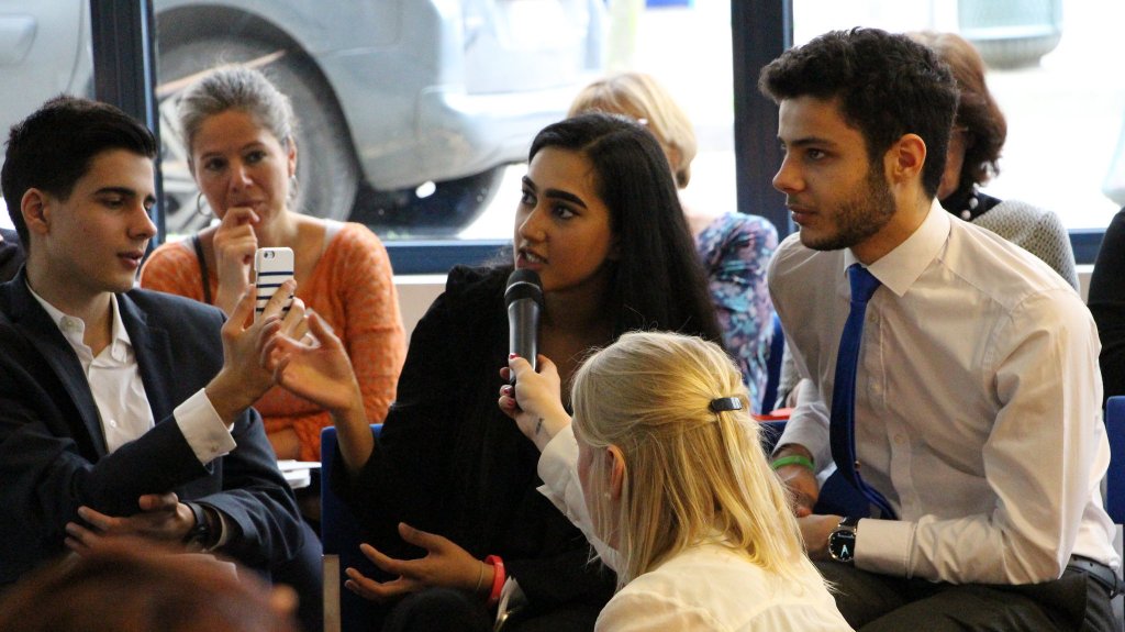 Una joven interviene en la Asamblea General de Eurochild celebrada en Bruselas donde fue aprobada la estrategia de participación de la organización