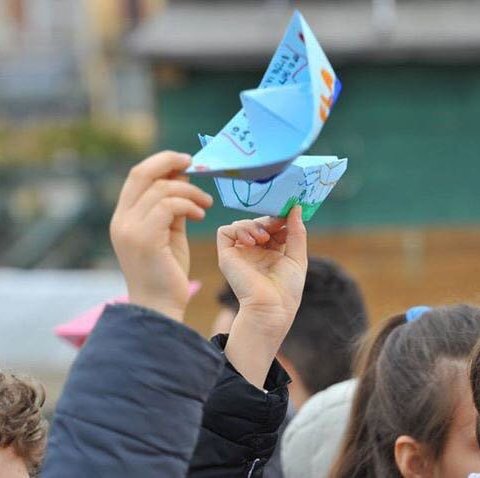 Imagen de Los niños deberían jugar con los barcos de papel, no subirse a ellos