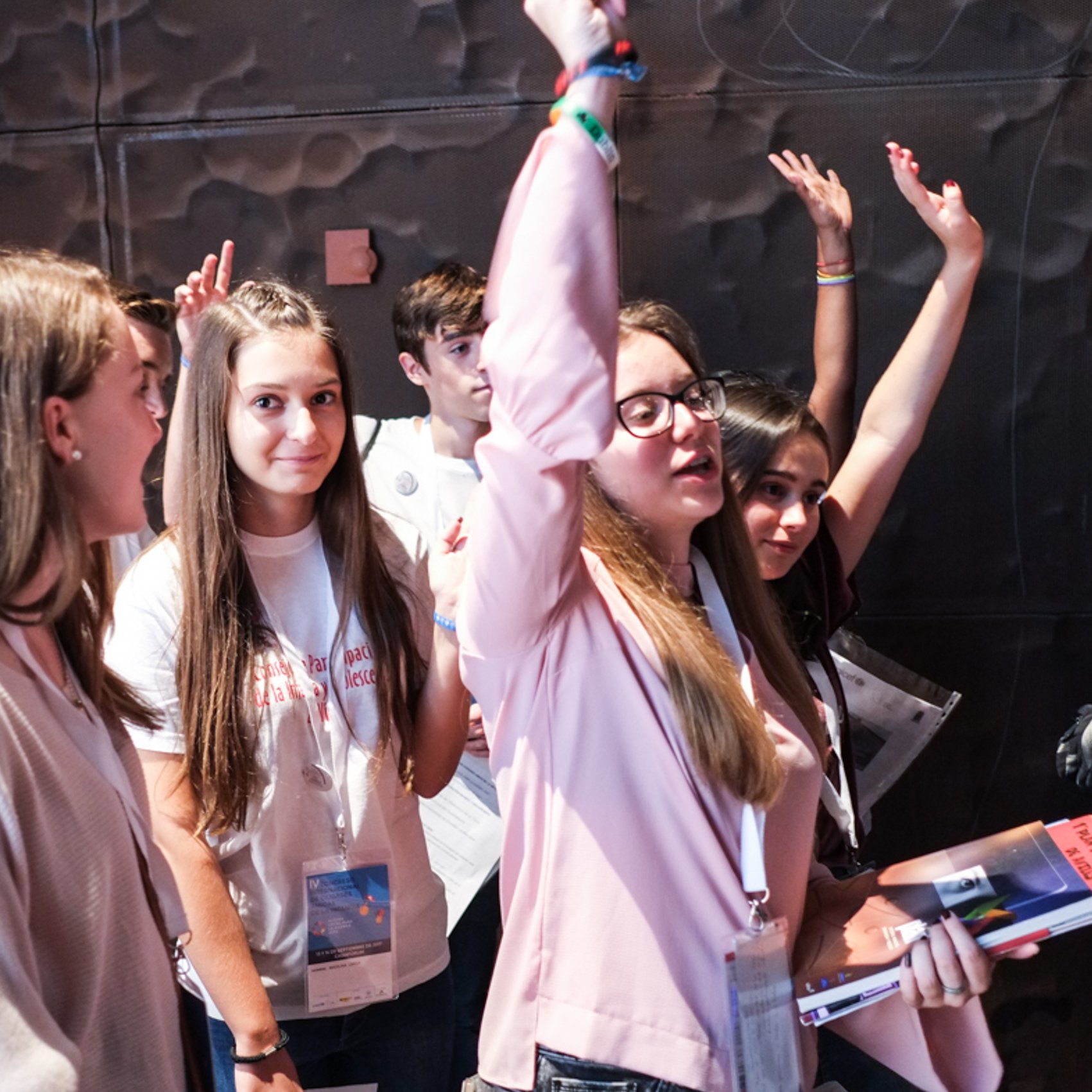 Con el IV Congreso Internacional, el Programa Ciudades Amigas de la Infancia continúa apostando por la necesidad de articular la alianza, el trabajo en red y la cooperación como elementos fundamentales para el impulso de los derechos de la infancia en el ámbito local. Partiendo de una perspectiva ‘glocal’, donde lo global y lo local son ámbitos simultáneos e interdependientes, esta cuarta edición se centrará en el aterrizaje local de la Agenda 2030. Considerando, bajo este marco, que la vulnerabilidad, la exclusión y la falta de sostenibilidad tienen una naturaleza global y local tanto en su origen como en las potenciales soluciones.
