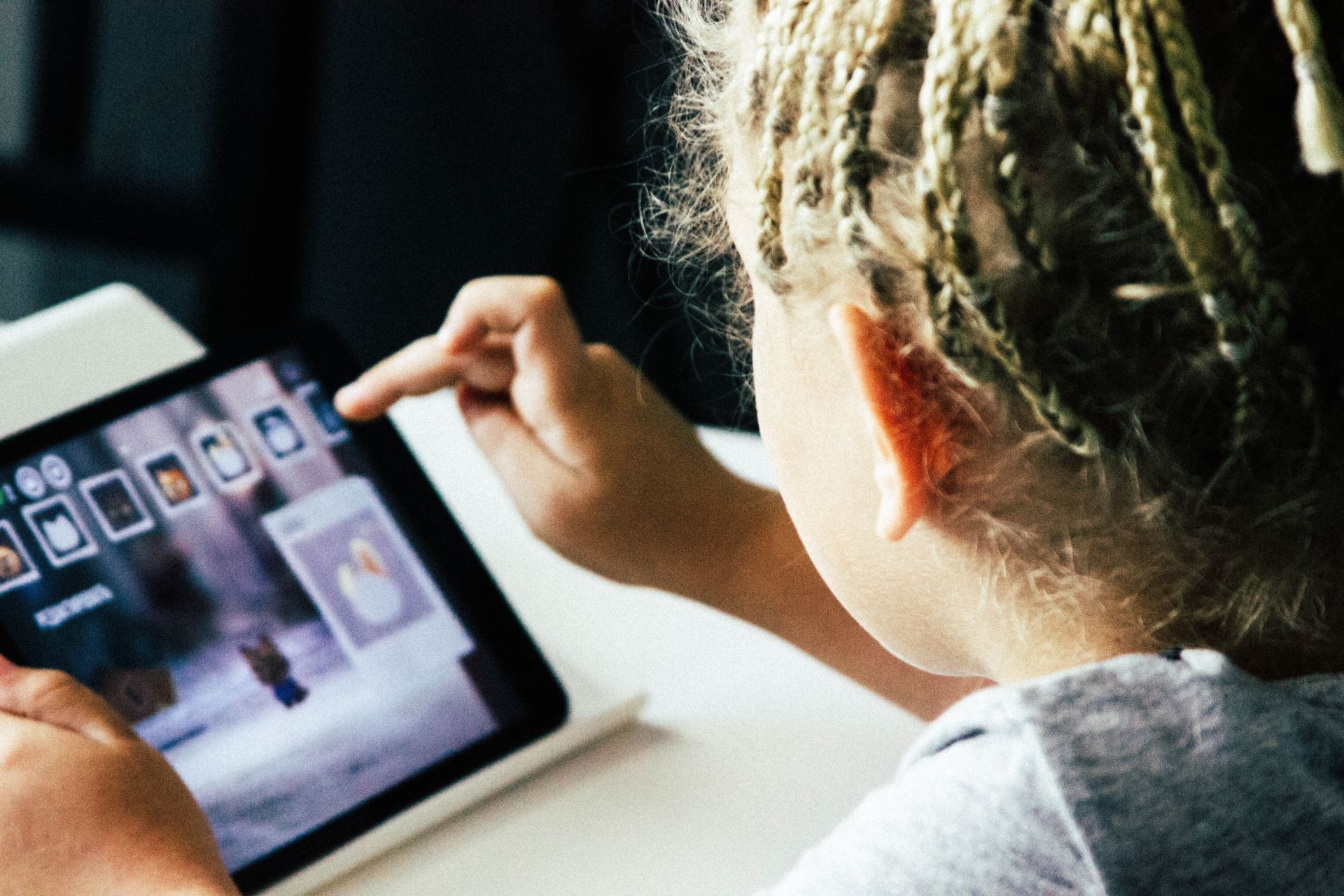 Imagen de ‘Sexting’, ‘grooming’, ‘vamping’… El día de Internet Segura hablamos de cómo prevenir los peligros ‘online’ para la infancia