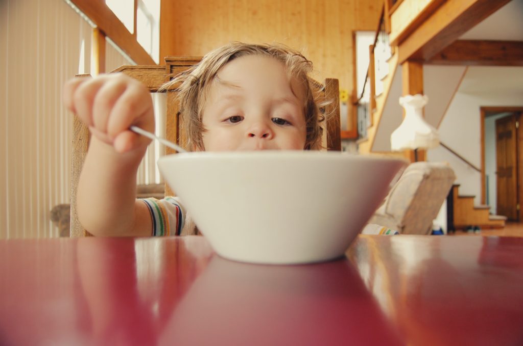 Niño desayunando / Fotografía de Hal Gatewood para Unsplash