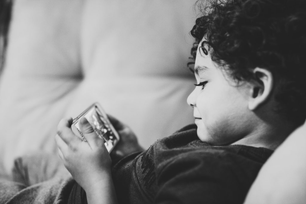 Niño utilizando una tablet. Diego Passadori para Unsplash