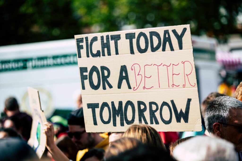 La participación juvenil puede significar realizar protestas más pacíficas e inclusivas, dice el informe